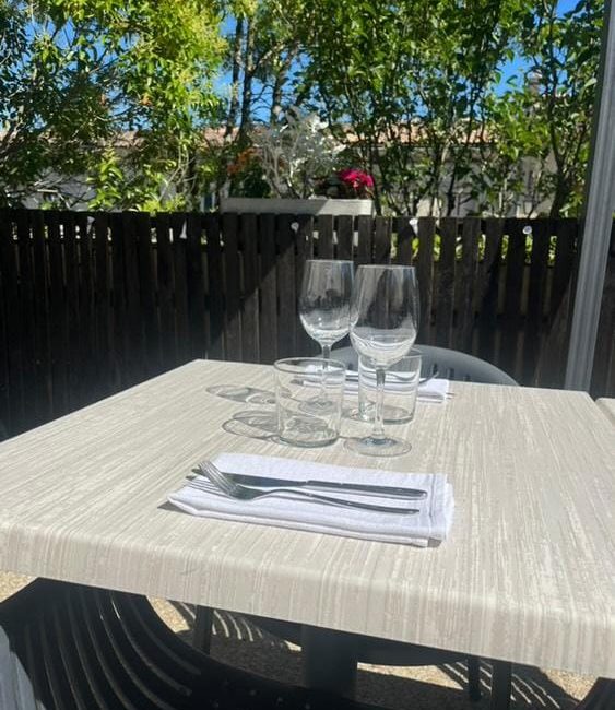 Terrasse restaurant Abbaye la Sauve gastronomique traditionnel Créon